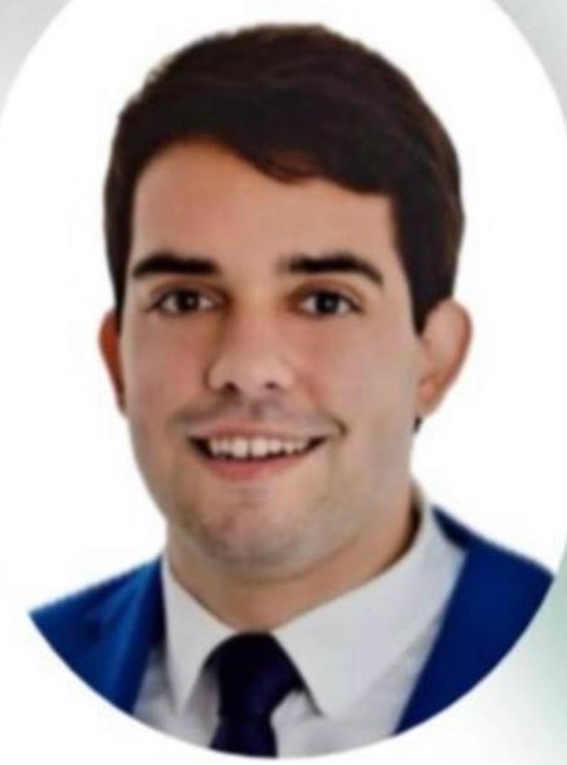 Dr. Gabriel Alencar de terno azul, camisa social branca e gravata, médico psiquiatra